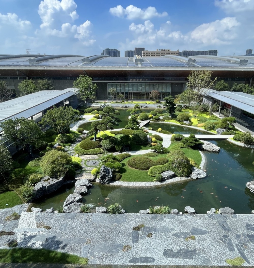 Green landscaping at a XIOLIFT production facility